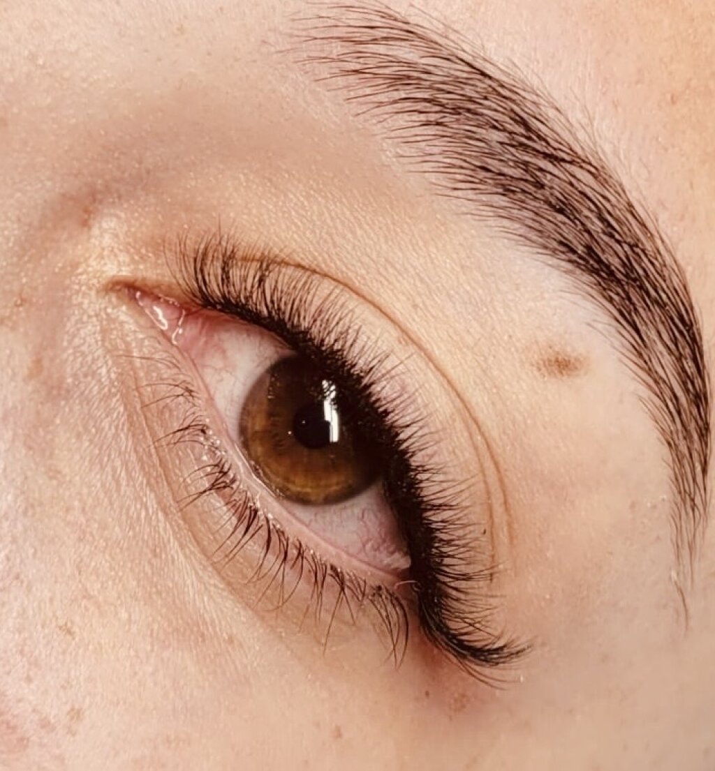 Ein neues Set Lashextensions an einer Kundin in der Filiale in Basel.