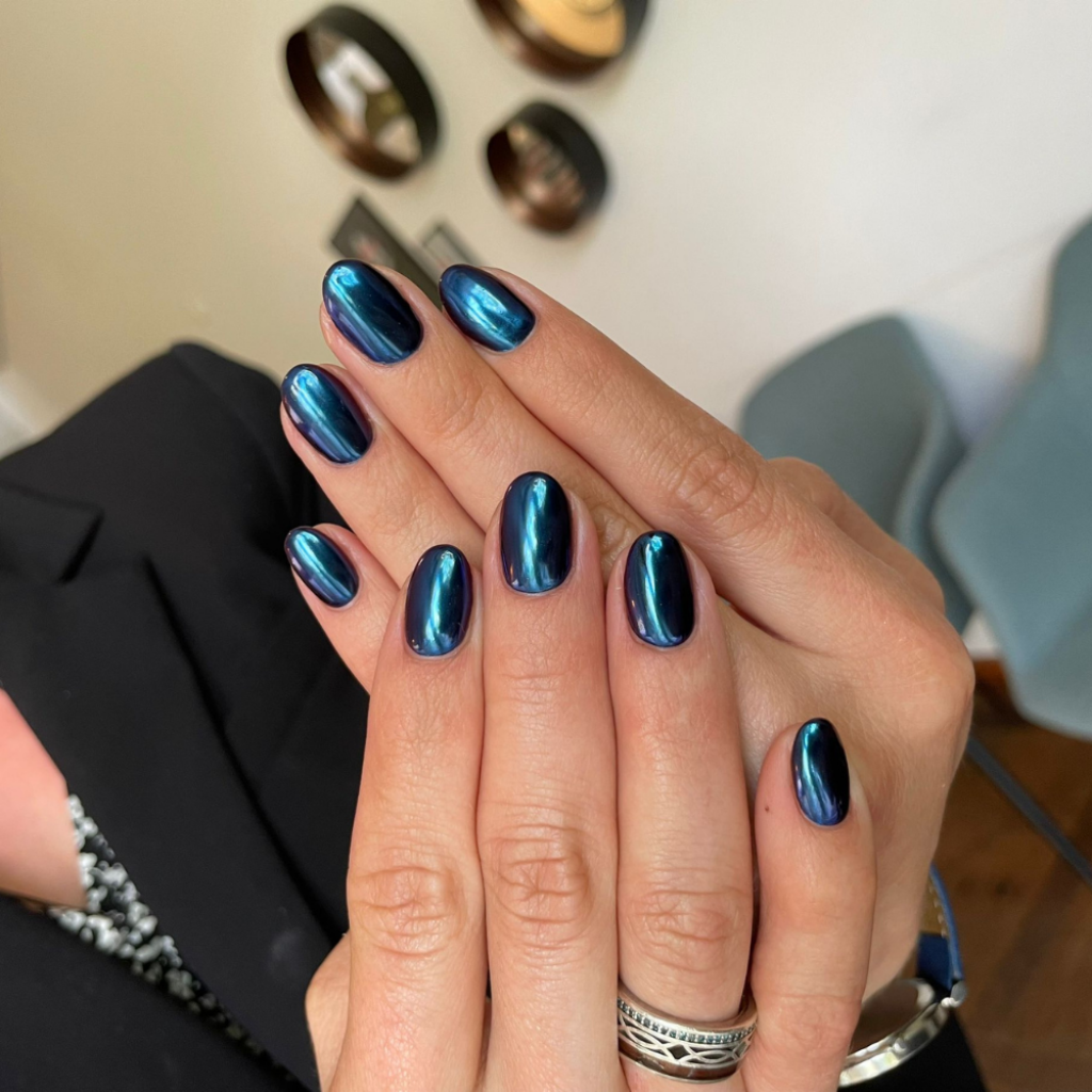 Wunderschöne Chrome Style Gel Nails von einer Nailstylistin in der Beautylounge.