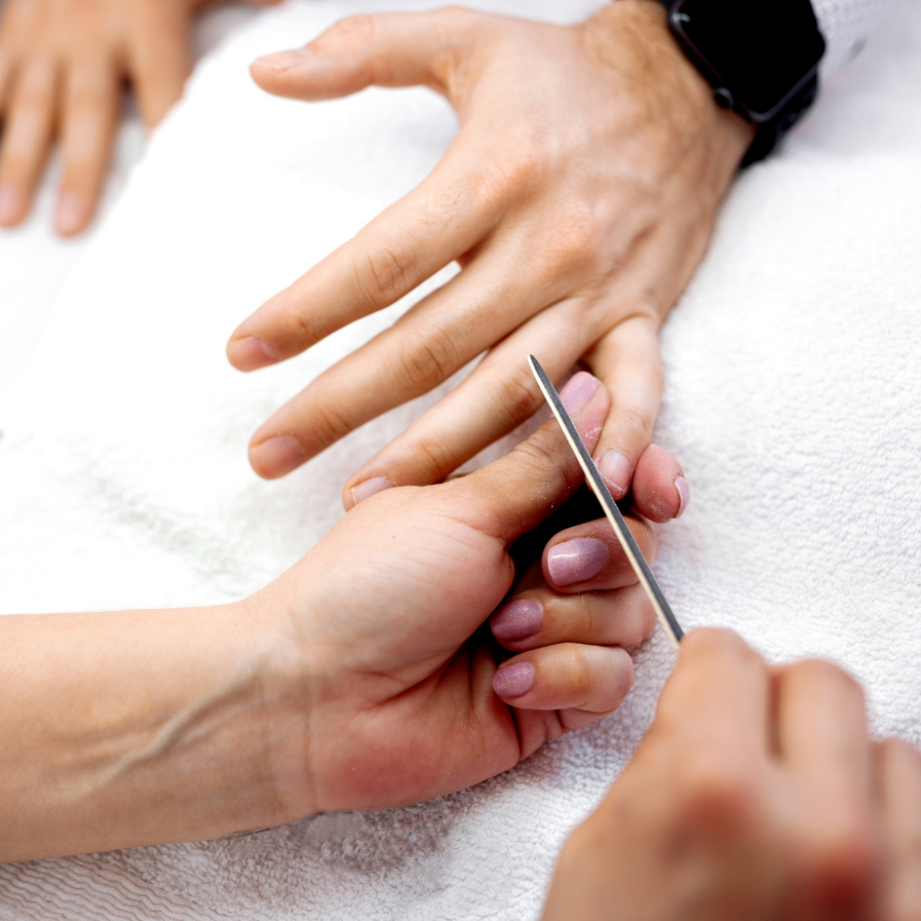 Eine saubere Nagelpflege gehört zu einer professionellen Nagelpflege für Männer mit dazu.