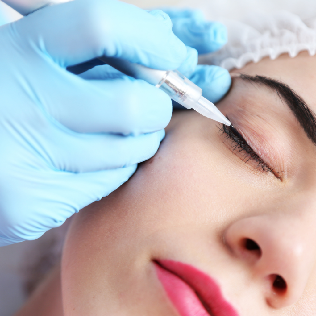 Nahaufnahme einer PMU Augenbehandlung in Basel – Permanent Make-up Lidstrich mit feiner Wimpernkranzverdichtung für einen ausdrucksstarken und natürlichen Blick.