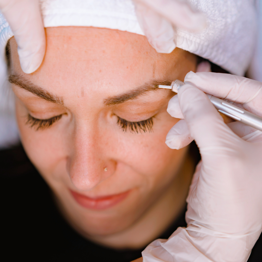 Permanent Make-up Augenbrauen Behandlung – feine Härchenzeichnung und Pudertechnik für perfekt geformte, natürliche Brauen in Basel.